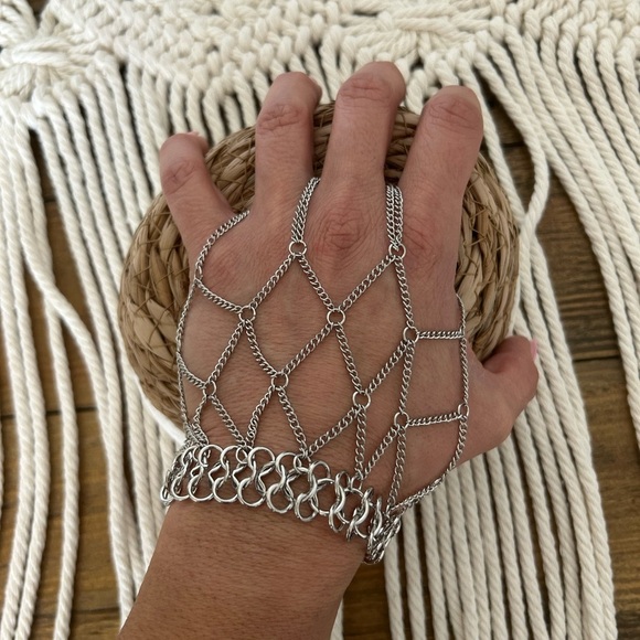 URBAN OUTFITTERS Bundle of Silver Chain Bracelet and ear cuff earrings set of 2 - Picture 5 of 13